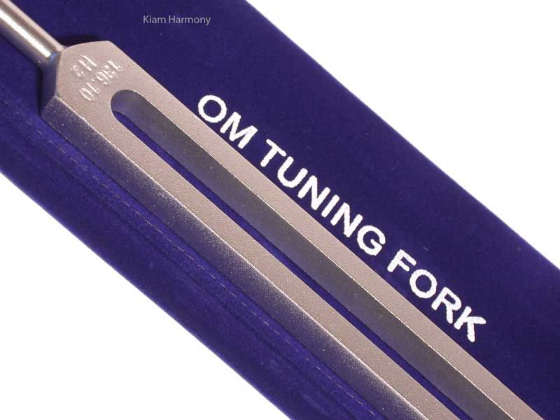 Om Stimmgabel | Herzchakra | Ohm Tuning Fork | Cis 136,10 Hz