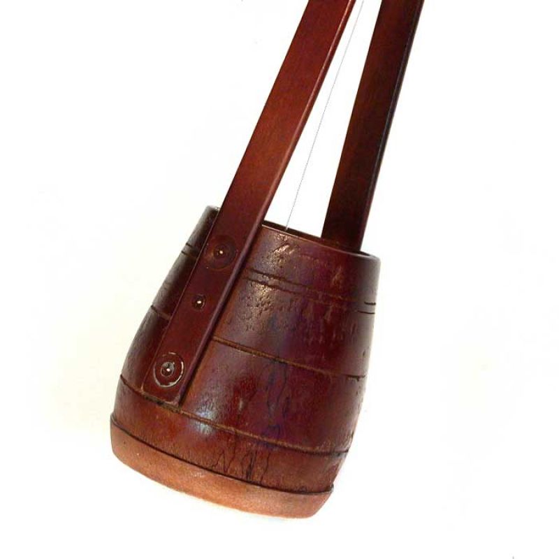 Hochwertiges Holz-Gopichand mit integriertem Shaker. Ein tolles rhythmisch tonales Effektinstrument, das seinen Ursprung in Indien hat.  Durch Zusammendrücken der Holzstäbe lässt sich die Spannung der Saite und damit ihre Tonhöhe stufenlos modulieren.
