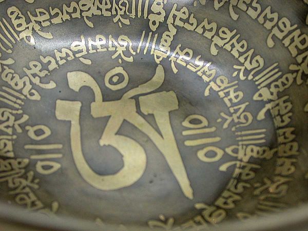 om Zeichen in einer tibetanischen Klangschale