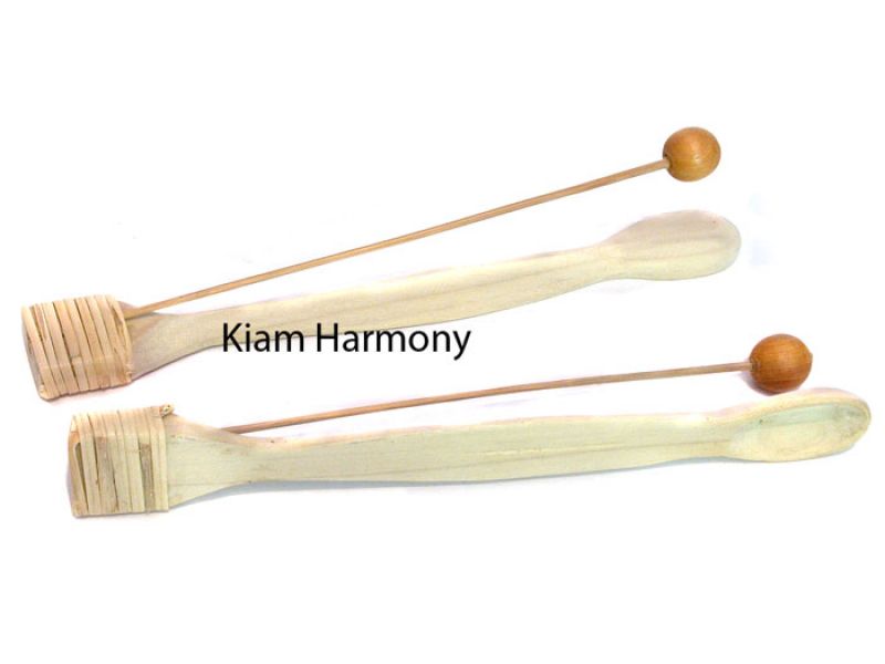 Klopf-Instrument Löffel-Rachen-Klatscher funktioniert wie eine Maultrommel über die Resonanz der Mund- und Rachenhöhle. Ein einfaches, aber eindrucksvolles Effektinstrument mit vielen Möglichkeiten der Klangvariation.