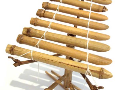 Unsere kleinen T'rung bestehen aus Bambus und sind einfach aufzubauen. Sie stehen sicher auf dem Tisch oder Boden und lassen sich gern auf die ersten melodischen Übungen von Kindern ein. Inklusive Ständer und Schlegel.