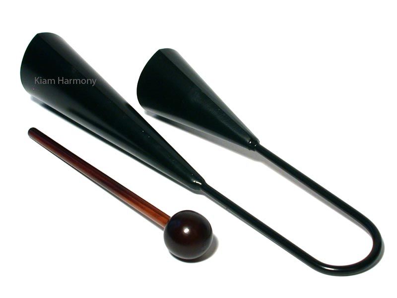 Agogos mit 2 Glocken Glocken. Wird der Agogo mit einem Stab aus Holz angeschlagen erklingen die obertonreichen Glocken. Agogos mit 2 Glocken Glocken. Wird der Agogo mit einem Stab aus Holz angeschlagen erklingen die obertonreichen Glocken.
