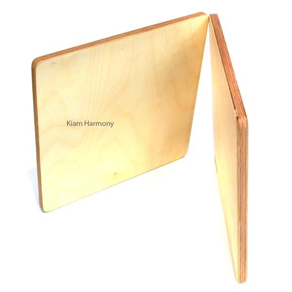 Das quadratische Pad ist durch seinen raffinierten Innenaufbau vielseitig einsetzbar. Geschüttelt, gedreht, mit Händen oder Mallets beschlagen wird das Flat Shaker Pad zum großen Shaker, zur Ocean Drum, zur Floßrassel oder zum Schlagpad mit Snare- und Bas Das quadratische Pad ist durch seinen raffinierten Innenaufbau vielseitig einsetzbar. Geschüttelt, gedreht, mit Händen oder Mallets beschlagen wird das Flat Shaker Pad zum großen Shaker, zur Ocean Drum, zur Floßrassel oder zum Schlagpad mit Snare- und Bas