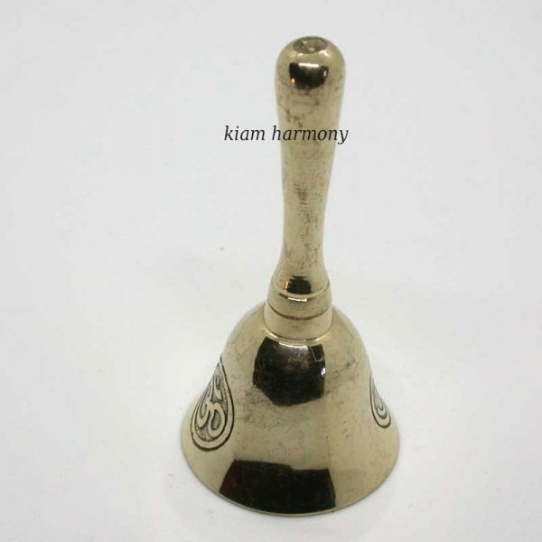 Kleines Glöckchen aus Messing mit OM Gravur. Kleines Glöckchen aus Messing mit OM Gravur.