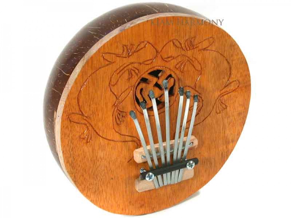 afrikanische Kalimbas aus Kokosnuss spielen afrikanische Kalimbas aus Kokosnuss spielen