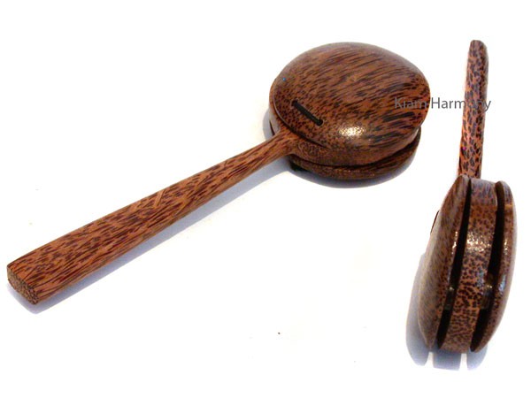 Kastagnetten, Klappern, spielt man normalerweise paarweise. Eine vereinfachte Variante sind diese Stielkastagnetten Kastagnetten, Klappern, spielt man normalerweise paarweise. Eine vereinfachte Variante sind diese Stielkastagnetten