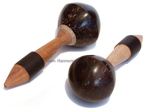 Diese Maracas aus Kokosnuss mit feiner Füllung aus Stahl ermöglichen ein schnelles und exaktes Spiel, wobei die Lautstärke allerdings nicht hoch ist. Diese Maracas aus Kokosnuss mit feiner Füllung aus Stahl ermöglichen ein schnelles und exaktes Spiel, wobei die Lautstärke allerdings nicht hoch ist.