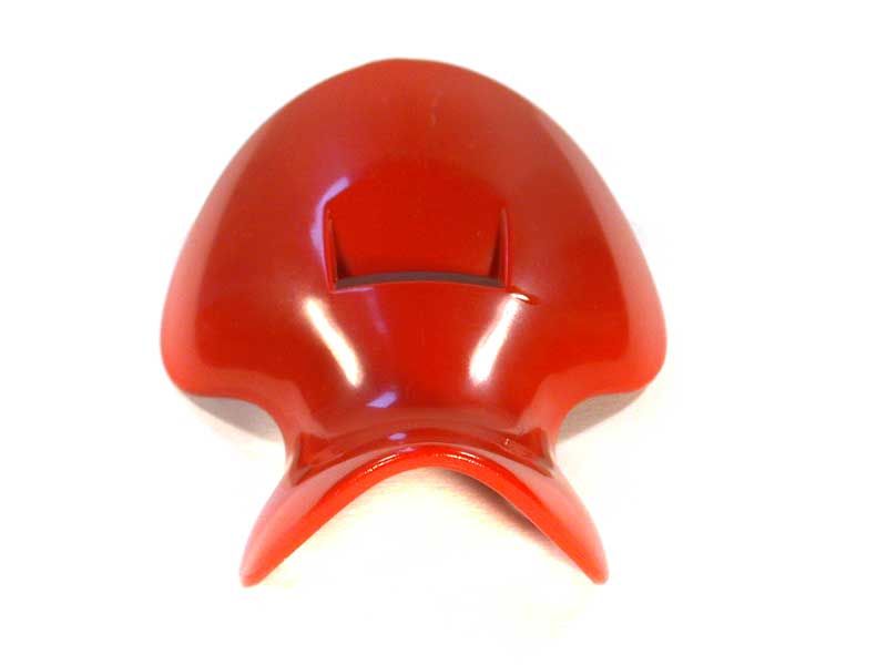 Den Mund um die untere Öffnung gelegt und sanft mit der Nase in das obere Loch geblasen, lassen sich ganz intuitiv Ocarina ähnliche Töne erzeugen. Den Mund um die untere Öffnung gelegt und sanft mit der Nase in das obere Loch geblasen, lassen sich ganz intuitiv Ocarina ähnliche Töne erzeugen.