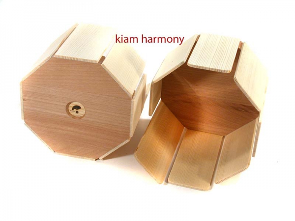Die Rührtrommel besteht aus 8 tonal abgestimmten Holzzungen, welche mit dem beigefügten Schlägel zum Klingen gebracht werden. Die Rührtrommel besteht aus 8 tonal abgestimmten Holzzungen, welche mit dem beigefügten Schlägel zum Klingen gebracht werden.